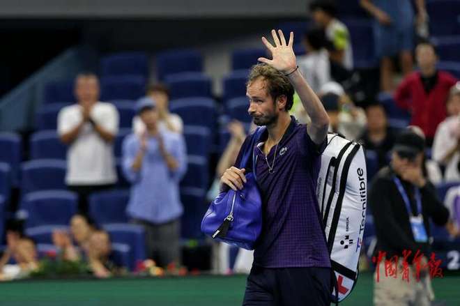 西班牙网球队翻盘法国网球队,梅德韦杰夫绝境逆转的简单介绍 西班牙网球队翻盘法国网球队,梅德韦杰夫绝境逆转的简单介绍